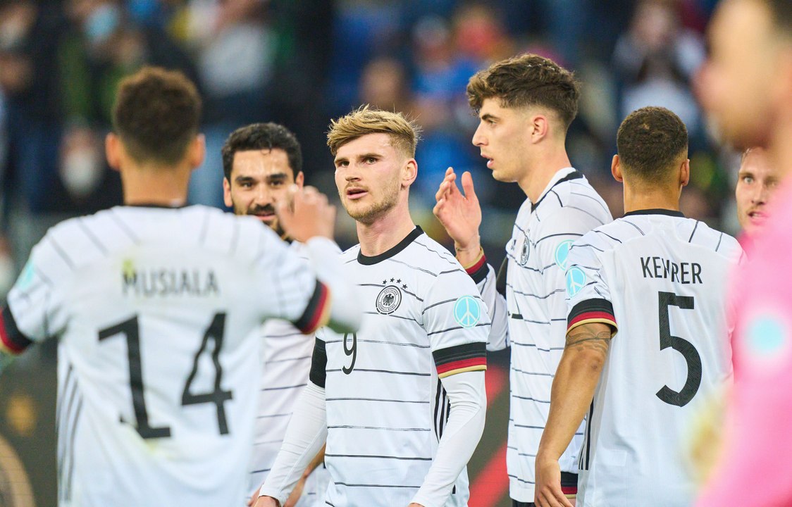 Von 'Lehrgeld' und 'kleineren Brötchen': Ballack bremst WM-Erwartungen