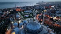 Ayasofya-i Kebir Camii'nde mahyalar altında akşam namazı