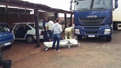 Mulher cai de cima de caminhão ao realizar lavagem em estabelecimento no Melissa