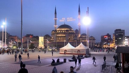 Taksim Camii'nde ilk teravih namazı kılındı