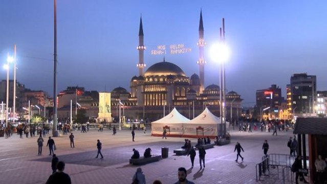 Taksim Camii'nde ilk teravih namazı kılındı