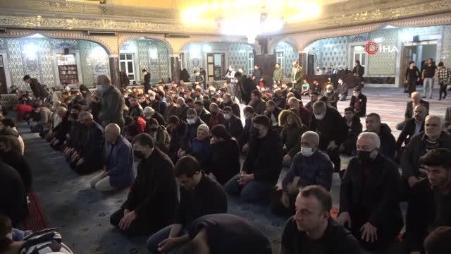 Elazığ'da ilk teravih namazında camiler doldu taştı