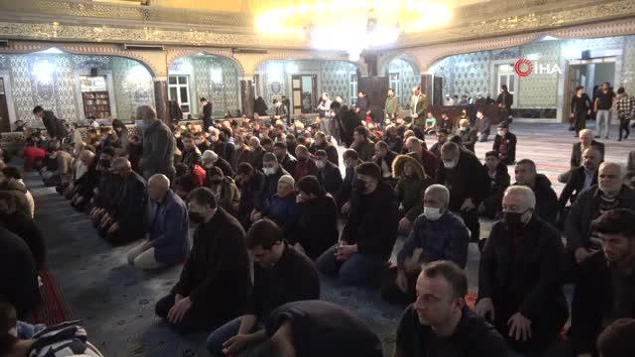 Elazığ'da ilk teravih namazında camiler doldu taştı
