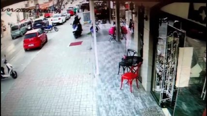 MOTOSİKLETLİ SALDIRGANLARIN İŞYERİNİ KURŞUNLAMA ANI KAMERADA