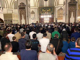 Descargar video: Bursalılar ilk teravih için Ulu Camii'ne akın etti