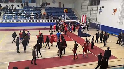 Basketbol maçında polisler, rakip sporculara ve seyircilere saldırdı