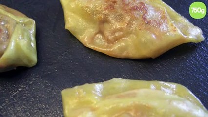 Gyoza ou raviolis japonais accompagnés de sauce soja
