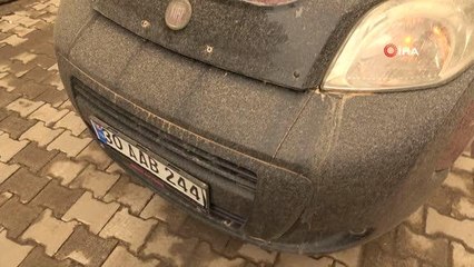 Yüksekova'da toz bulutu, araçları çamura bürüdü