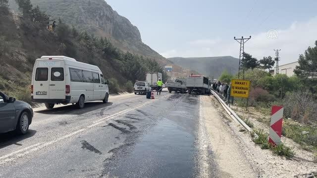 İki kamyonetin çarpıştığı kazada 1 kişi öldü, 3 kişi yaralandı