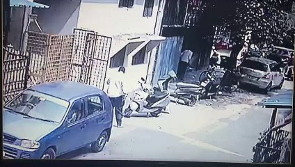 वीडियो: रुपए का विवाद ऐसा बढ़ा कि पिता ने बेटे को लगा दी आग