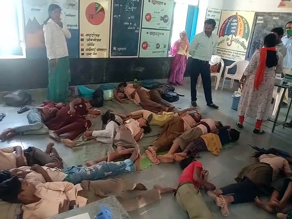 स्कूल में पोषाहार खाने से 22 बच्चों की तबीयत बि...