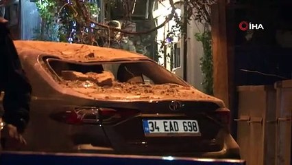 Beşiktaş'ta tarihi binanın çatısı çöktü; altında kalmaktan koşarak kurtuldu