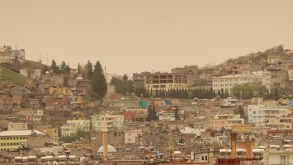 Suriye'den geldi, Şırnak ve Siirt'i esir aldı! Toz fırtınası yüzünden göz gözü görmüyor