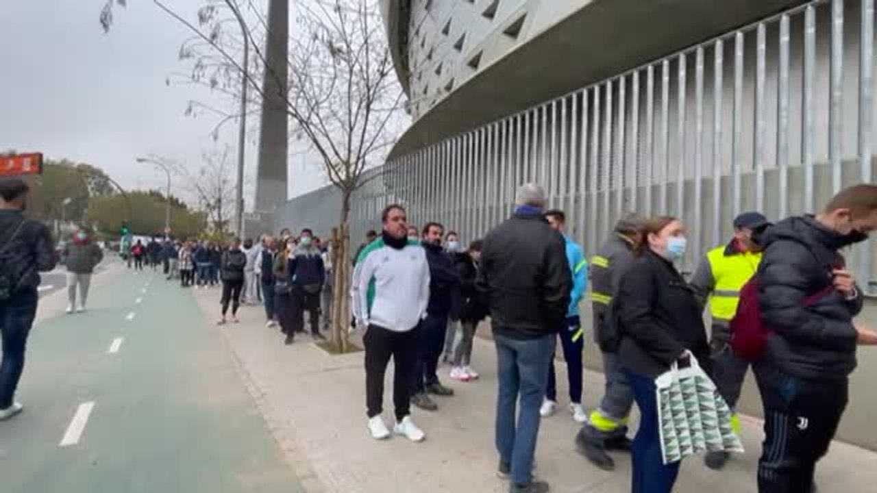 Locura en el Benito Villamarín para conseguir las banderas del Betis de la final de Copa