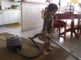 Emma passe l'aspirateur