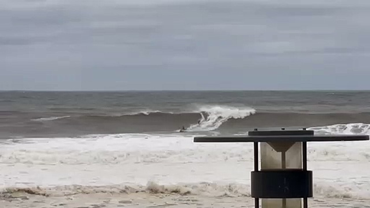 TOW SURFING MEREWETHER/SATURDAY APRIL 2 2022/NEWCASTLE HERALD