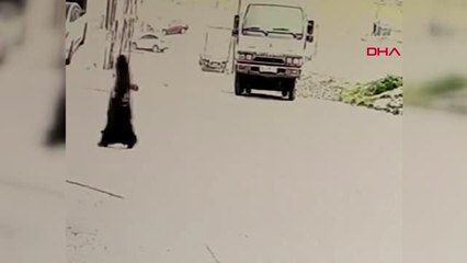 Son dakika haberi | ESENYURT'TA YOKUŞTA KAYAN KAMYONET DEVRİLDİ; O ANLAR KAMERADA