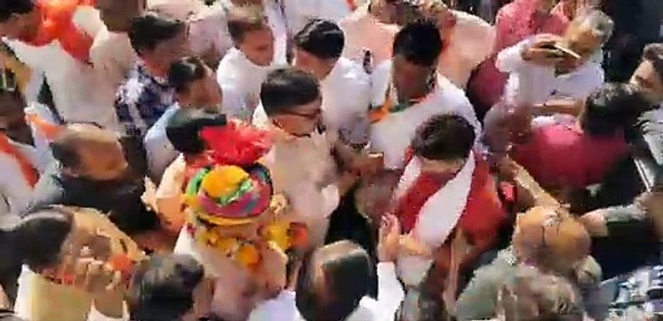 VIDEO : ट्रेन से सवाई माधोपुर पहुंचे किरोड़ी और अरुण सिंह, कुछ इस तरह हुआ स्वागत