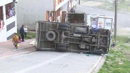 Yokuşu çıktığı sırada hakimiyetini kaybeden kamyonet devrildi! O anlar kameraya yansıdı
