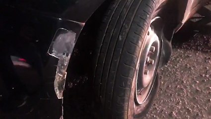 Após levar "fechada de trânsito", condutor perde o controle, atinge meio-fio e tem roda e pneu do carro destruídos no Centro