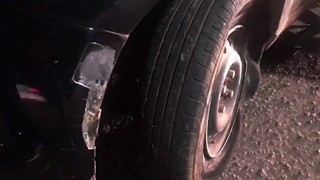 Após levar fechada de trânsito , condutor perde o controle, atinge meio-fio e tem roda e pneu do carro destruídos no Centro