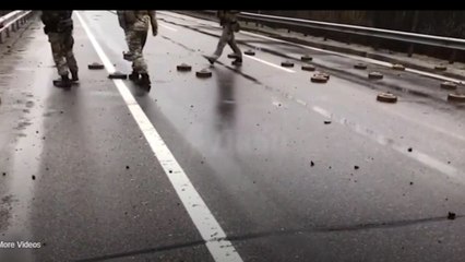 Ukrayna askerleri mayınları tekmeleyerek yoldan uzaklaştırdı