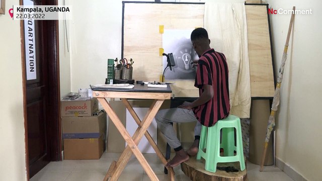 بدون تعليق: فنان أوغندي يستخدم الرسم واللوحات لتسليط الضوء على مرض البهاق