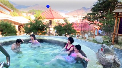 كوريون شماليون يستمتعون بالينابيع الساخنة في منتجع في وسط البلاد