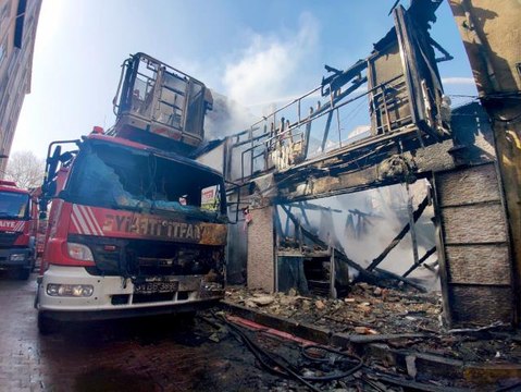 Sarıyer'de restoranda çıkan ve 3 binaya sıçrayan yangın söndürüldü
