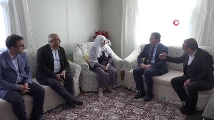 25 torun sahibi asırlık çınar, ilk kez mum üfleyip pasta kesti