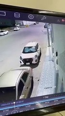 مقطع صادم يثير موجة غضب.. رضيع يحبو وحيدًا بين السيارات