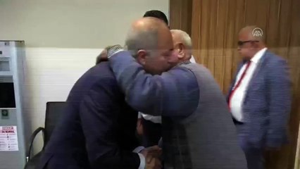 Belediye Başkanı, tartısına el konulan seyyar satıcının elini öperek özür diledi