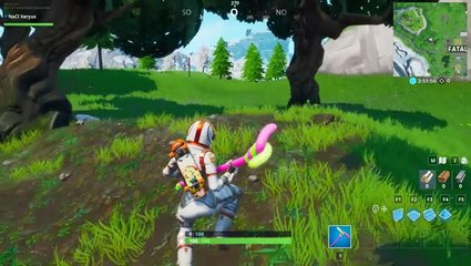 Fortnite, saison 10 : Chercher entre un téléphone géant, un couteau et une fourchette et une maison dans la colline remplie de posters de Carbide et Omega