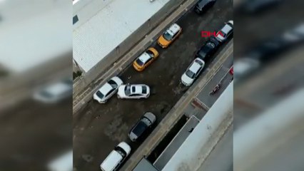 Ailesiyle tartıştı, otomobiliyle 7 araca çarptı! O anlar kamerada