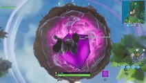 Fortnite : Trouver un cube luisant, entrer dans la faille au dessus de Loot Lake et chercher une capsule d’atterrissage à l'intérieur d'une météorite