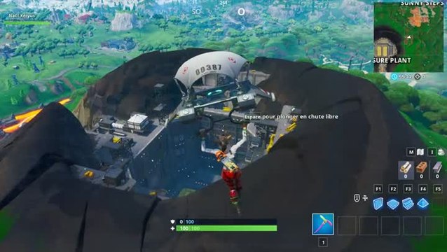 Fortnite, saison 10 : Atterrir à Polar Peak, sur un volcan et au sommet d'une colline avec des arbres en cercle (mission Course tempétueuse)