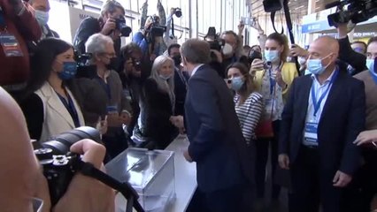 Feijóo vota en el Congreso de Sevilla que ratificará su liderazgo en el partido