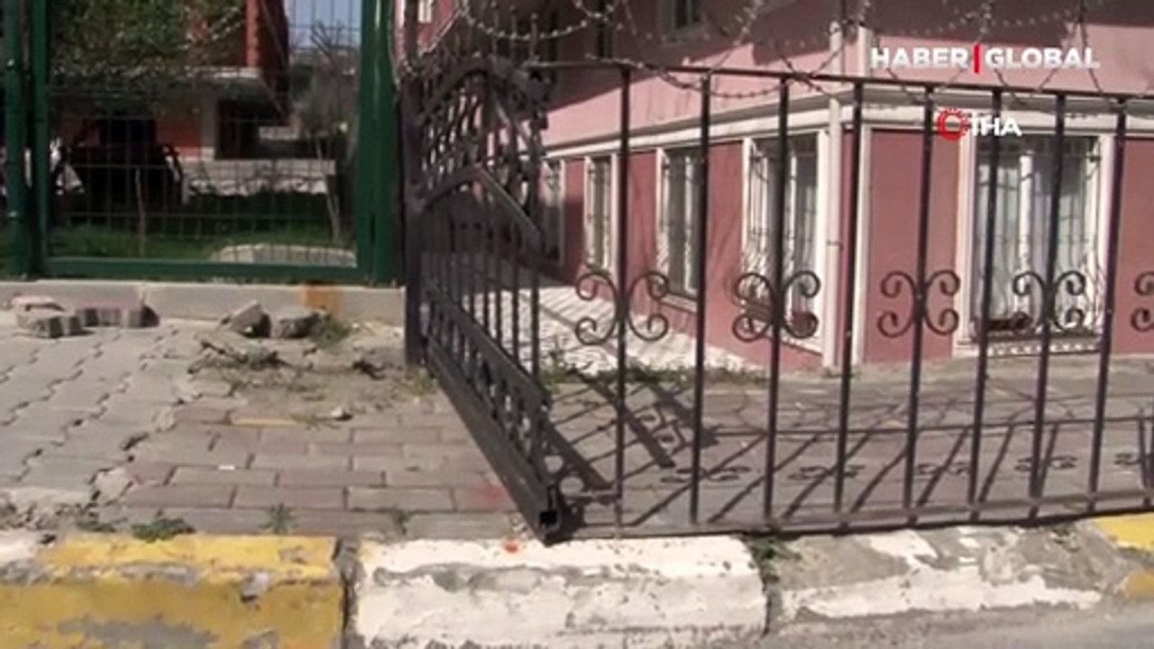 Beylikdüzü'nde görenleri şaşkına çeviren olay! Kendilerine ait olduğu ortaya çıkınca kaldırıma tel ördü çektiler