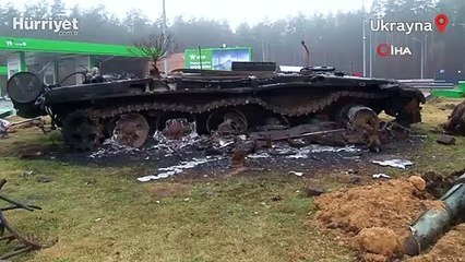 Kiev yakınlarında imha edilen Rus tankı görüntülendi