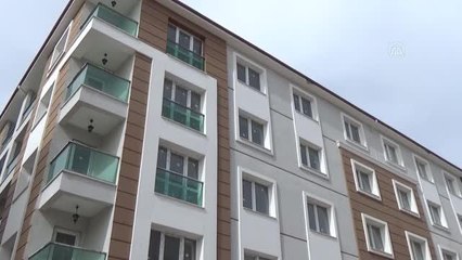 Cam balkonda mahsur kalan kuşları itfaiye kurtardı