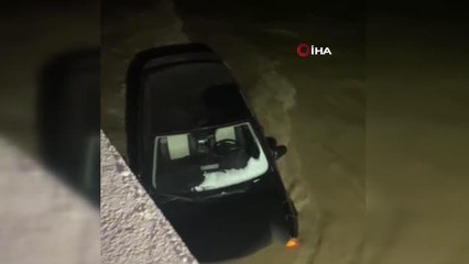 Son dakika haberleri: Otomobiliyle dereceye uçan sürücüyü jandarma ekipleri kurtardı