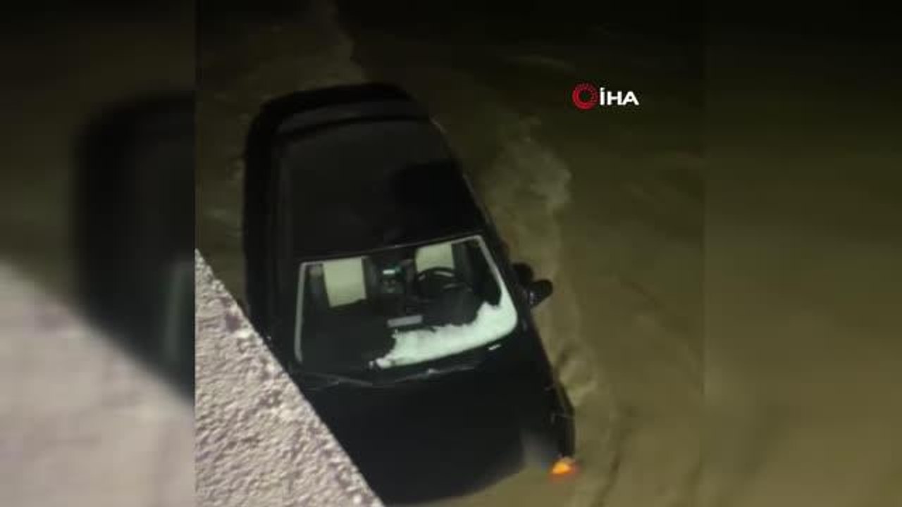 Son dakika haberleri: Otomobiliyle dereceye uçan sürücüyü jandarma ekipleri kurtardı