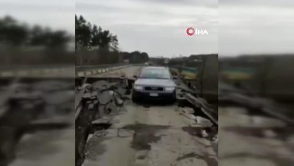 Son dakika haber... Ukrayna'da halk bir bölümü yıkılan köprüden araçlarıyla geçti