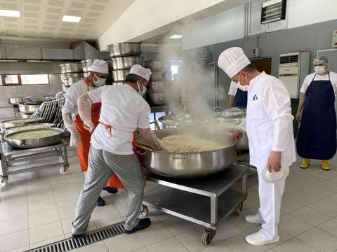 Son dakika haberleri! Üsküdar'da dev kazanlar ihtiyaç sahipleri için kaynıyor