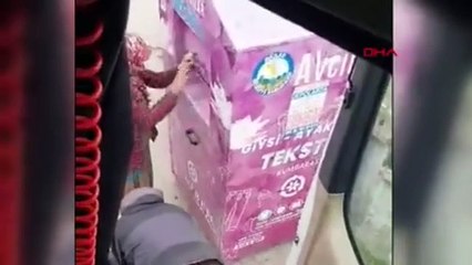 Akılalmaz görüntü: Giysi kumbarasından önce elbiseler sonra...