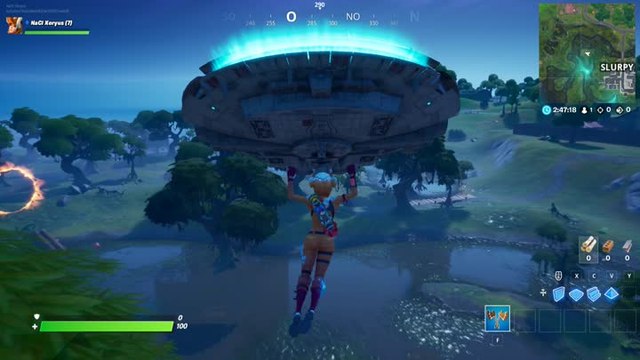 Trouver le nain de jardin caché entre la scierie Logjam, une cabane en bois et un arbre avec des seaux