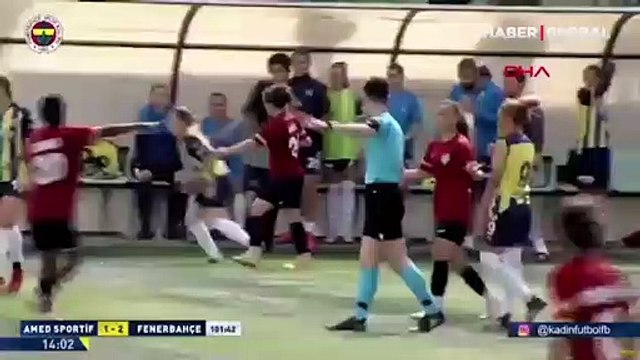 Saha karıştı, Fenerbahçeli futbolcular polis eşliğinde terk etti