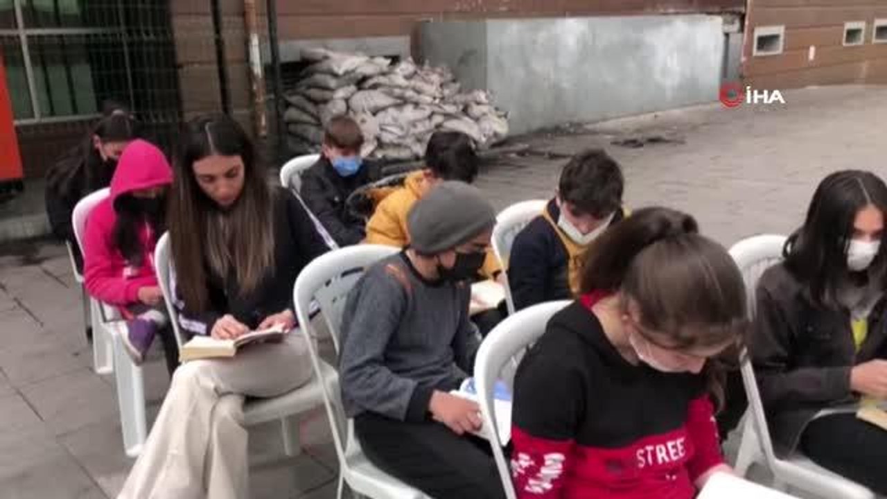 Kitap okuma alışkanlığına dikkat çekmek amacıyla "Oku" yazdılar