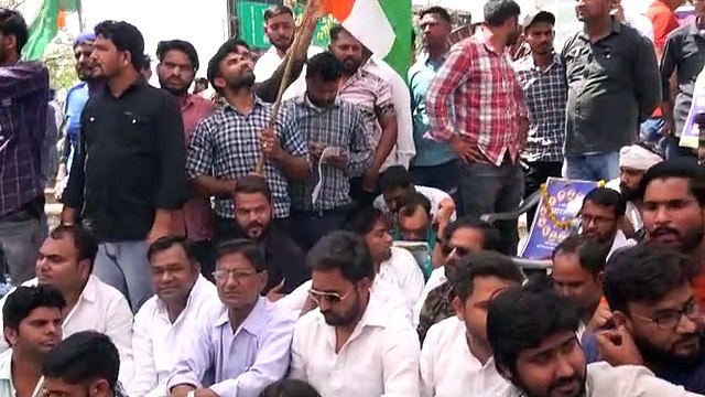अधिकार सत्याग्रह का आगाज, शहीद स्मारक पर जुटे युवा