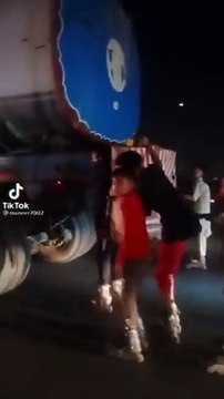 Ils font du roller à travers les camions... risqué